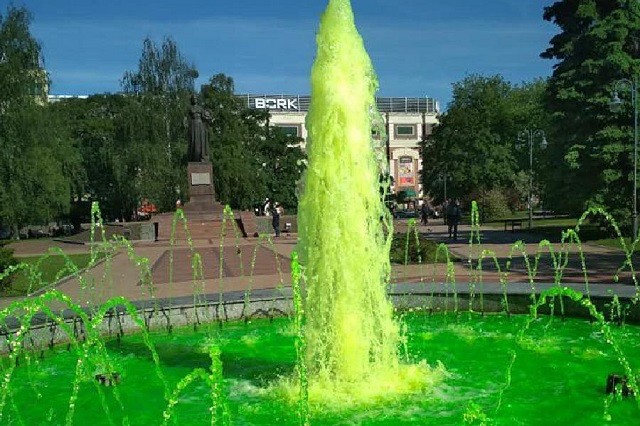 В центре Калининграда забил фонтан с зеленой водой (2 фото)
