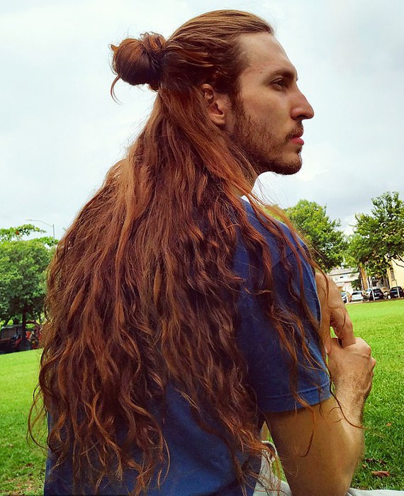 Бразилец удивляет густыми и длинными волосами как у Рапунцель (8 фото)