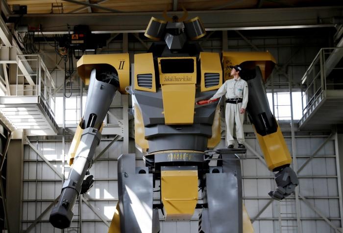 Японский инженер конструирует огромных роботов (14 фото)