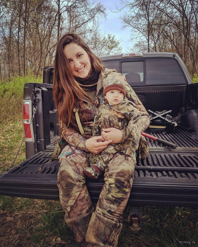 Любительница охоты с луком берет с собой маленькую дочь (10 фото)
