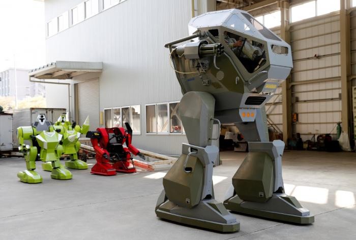 Японский инженер конструирует огромных роботов (14 фото)