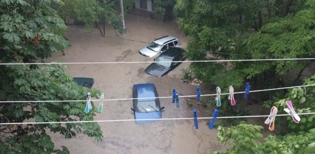 Непогода превратила Севастополь в Венецию (16 фото)