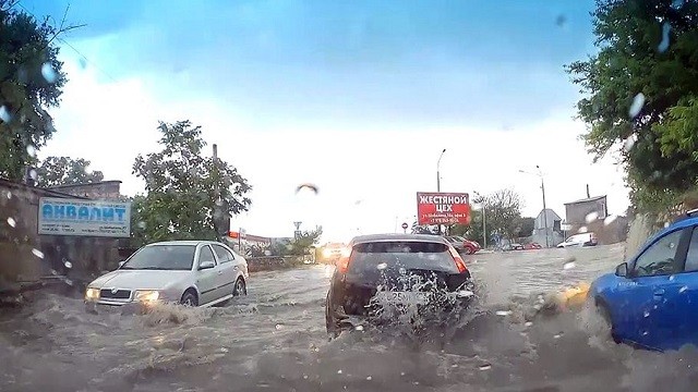 Непогода превратила Севастополь в Венецию (16 фото)