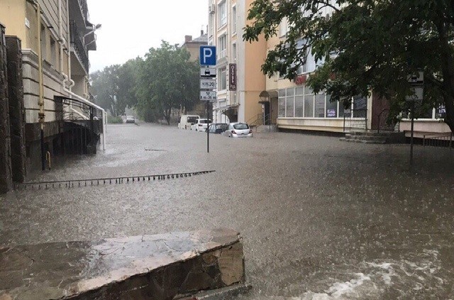 Непогода превратила Севастополь в Венецию (16 фото)