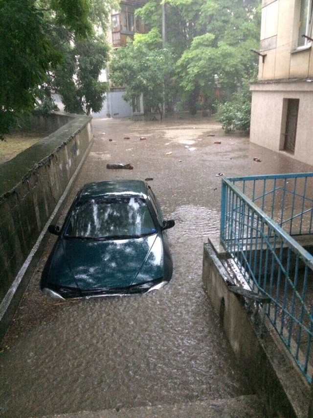 Непогода превратила Севастополь в Венецию (16 фото)