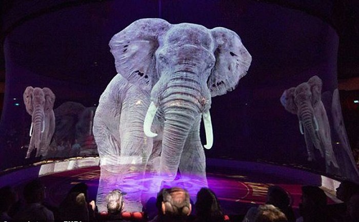 Один из цирков в Германии использует голограммы животных (5 фото)