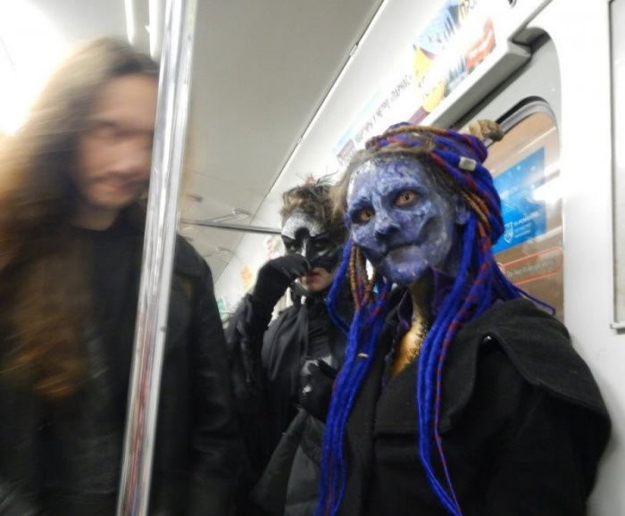 Стиляги в метро (37 фото)