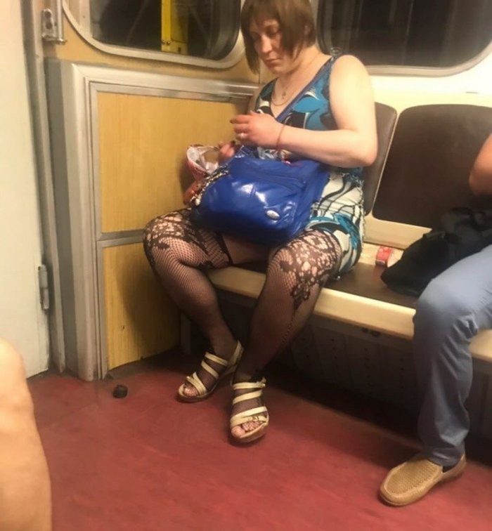Стиляги в метро (37 фото)