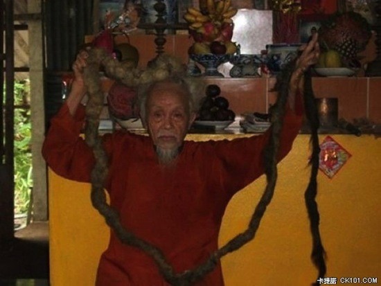 Вьетнамец Нгуен Ван Цзянь не стриг волосы 70 лет (3 фото)