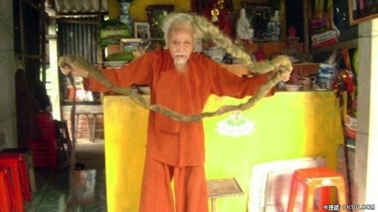 Вьетнамец Нгуен Ван Цзянь не стриг волосы 70 лет (3 фото)