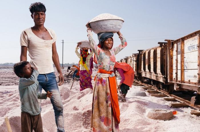 Работа сборщиков соли в Индии в фотографиях (22 фото)