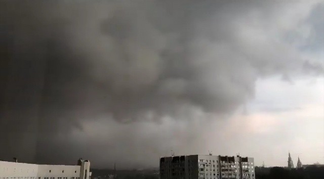 Сильный ураган обрушился на Ульяновск (6 фото)