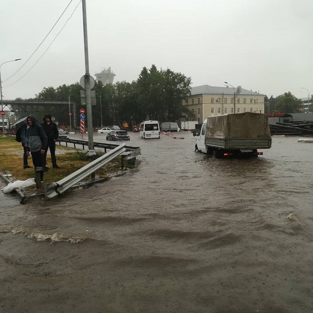 Из-за ремонта дорог и непогоды возле Шереметьево потоп (7 фото)