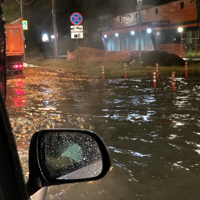 Из-за ремонта дорог и непогоды возле Шереметьево потоп (7 фото)