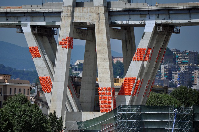 Запланированное разрушение моста Моранди (10 фото)