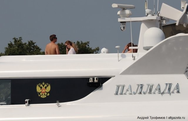 На яхте патриарха Московского заметили девушек в купальниках (6 фото)