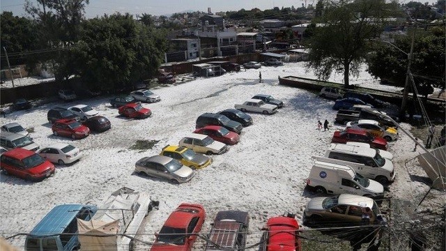 В Мексике город покрылся полутораметровым слоем льда (10 фото)