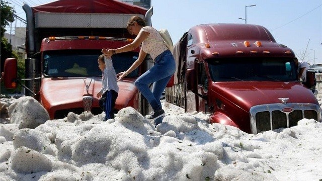 В Мексике город покрылся полутораметровым слоем льда (10 фото)