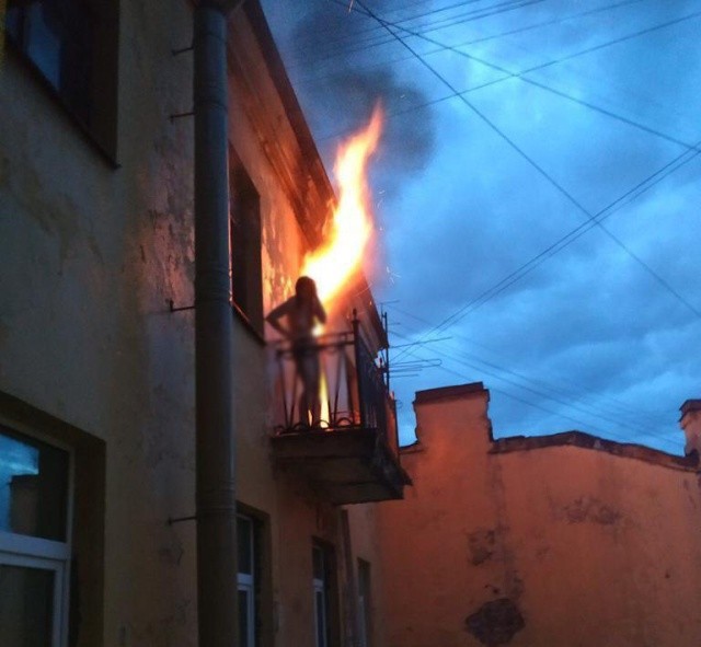 В Санкт-Петербурге от огня спасли девушку (2 фото)
