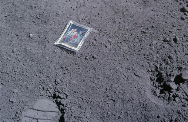 Семейное фото астронавта на луне (3 фото)
