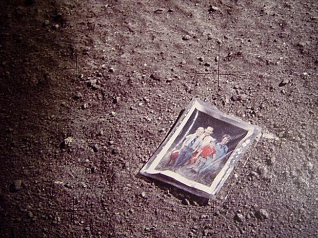 Семейное фото астронавта на луне (3 фото)