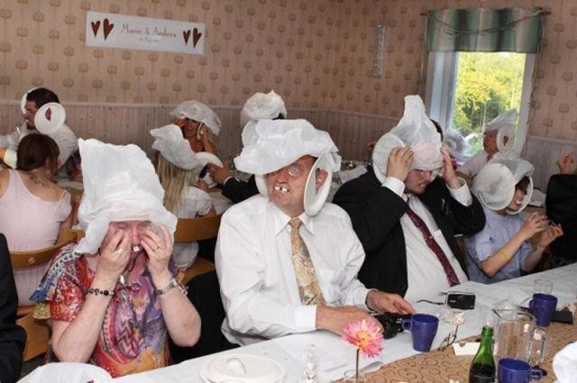 Веселая вечеринка на шведской свадьбе (6 фото)
