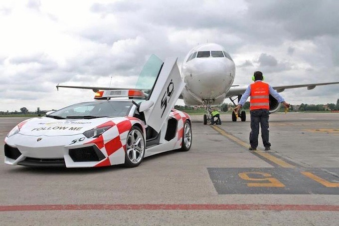 Суперкар Lamborghini Aventador на службе аэропорта Болоньи (4 фото)