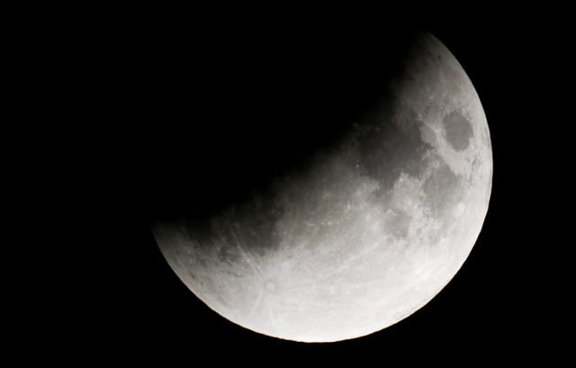 Частичное лунное затмение и "кровавый восход" (2 фото)