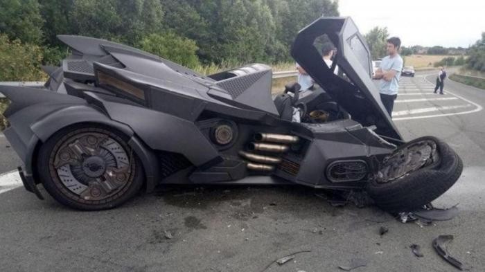 Бэтмобиль был разбит на скоростной трассе во Франции (5 фото)