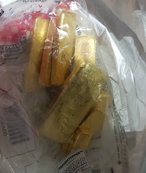 В лондонском аэропорту задержали 104 кг золота (5 фото)