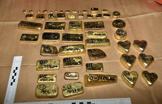 В лондонском аэропорту задержали 104 кг золота (5 фото)