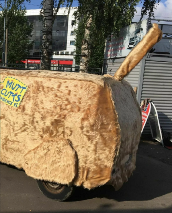 Парень сделал себе собакомобиль из фильма "Тупой и еще тупее" (5 фото)