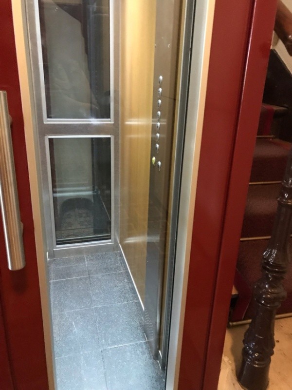 Странный лифт в одном из домов Парижа (3 фото)