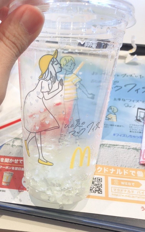 Стаканчик в японском McDonald's (2 фото)