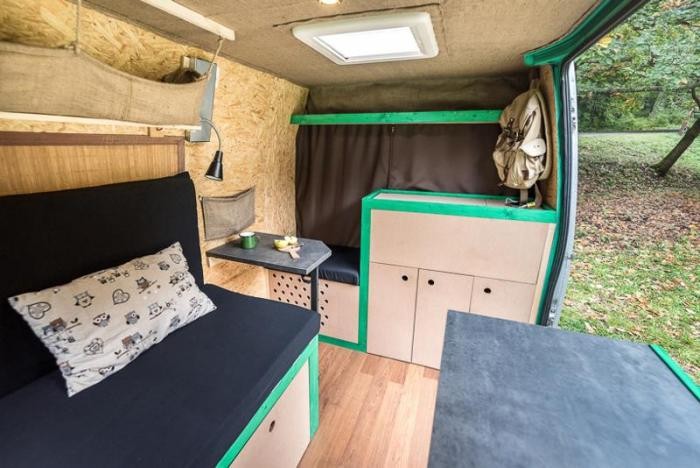 Уютный и комфортный дом на колесах из 16-летнего фургона (12 фото)