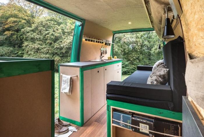 Уютный и комфортный дом на колесах из 16-летнего фургона (12 фото)