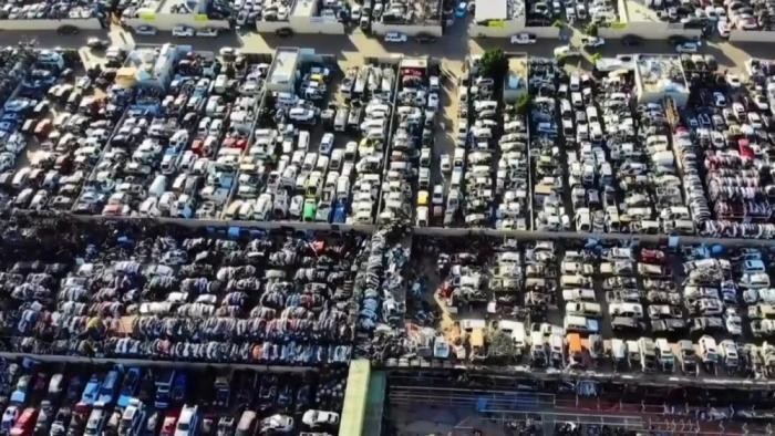 Искатель брошенных дорогих автомобилей в Дубае за $30 000 (7 фото)
