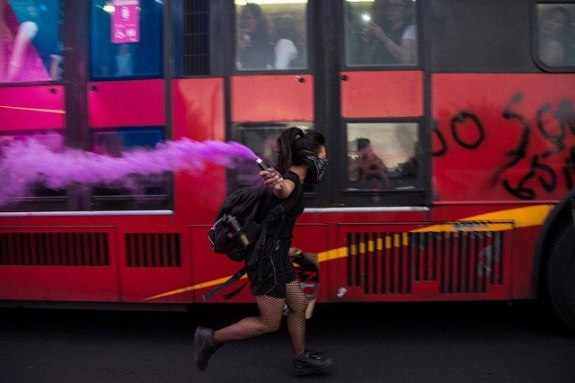 В Мексике прошла масштабная акция протеста против полицейского (8 фото)