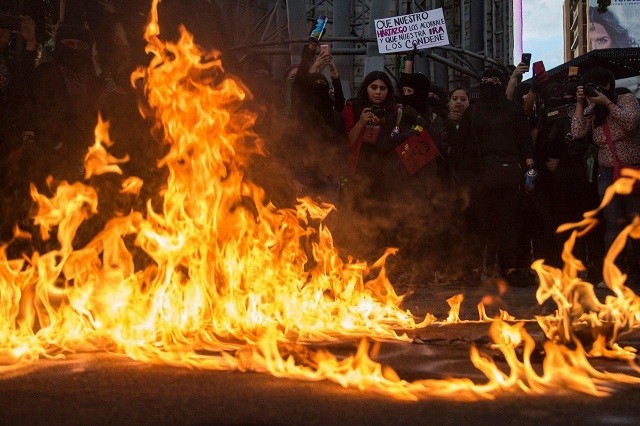 В Мексике прошла масштабная акция протеста против полицейского (8 фото)