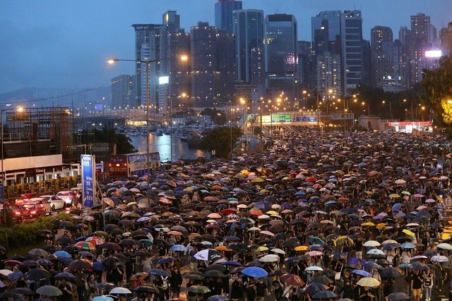 Сотни тысяч людей вышли на мирную акцию протеста в Гонконге (9 фото)