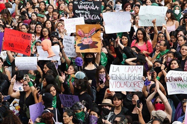В Мексике прошла масштабная акция протеста против полицейского (8 фото)