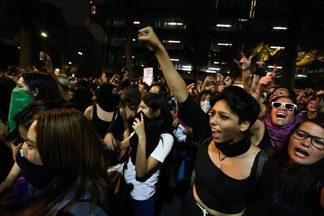 В Мексике прошла масштабная акция протеста против полицейского (8 фото)