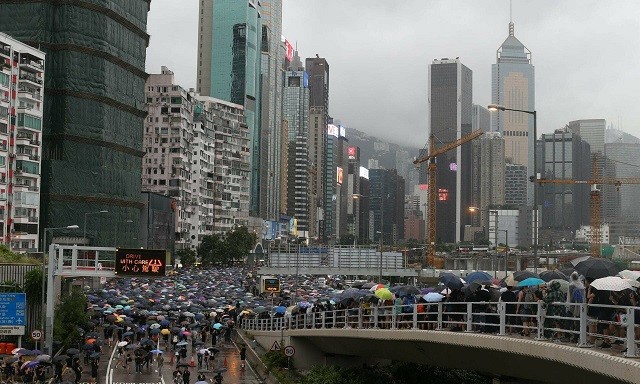 Сотни тысяч людей вышли на мирную акцию протеста в Гонконге (9 фото)