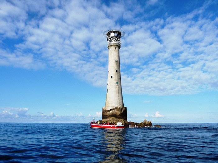 Как люди обживали самый маленький в мире застроенный остров (8 фото)