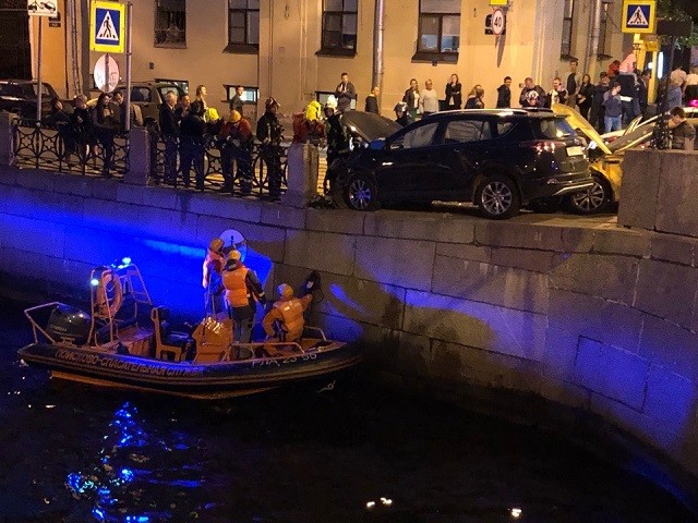 В результате столкновения двух автомобилей пешеход упал в реку (9 фото)