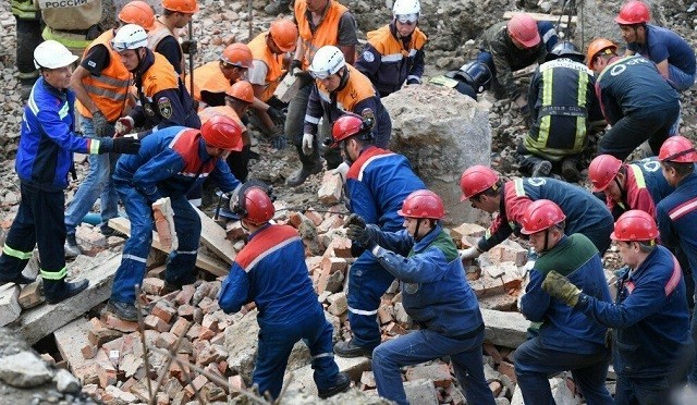 В Новосибирске стена обрушилась на рабочих (4 фото)