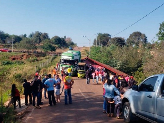 В Парагвае перевернулся грузовик с пивом и порадовал местных (3 фото)