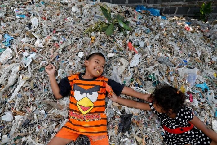 Индонезийская деревня выживает за счет импортного мусора (26 фото)