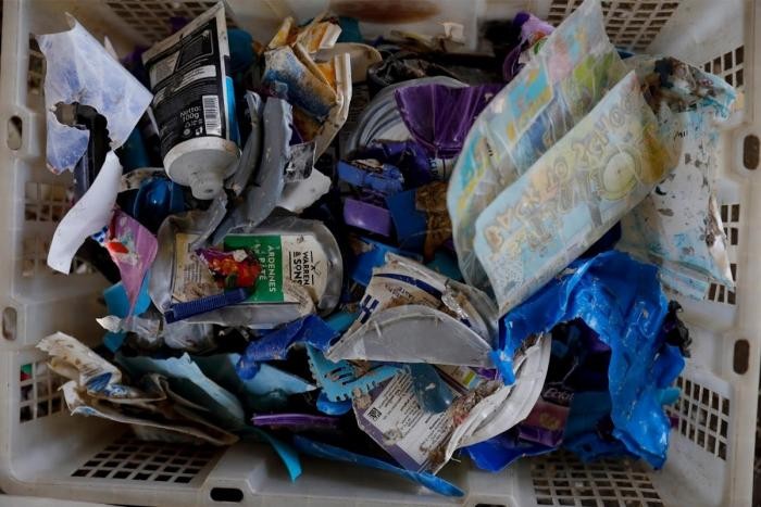 Индонезийская деревня выживает за счет импортного мусора (26 фото)