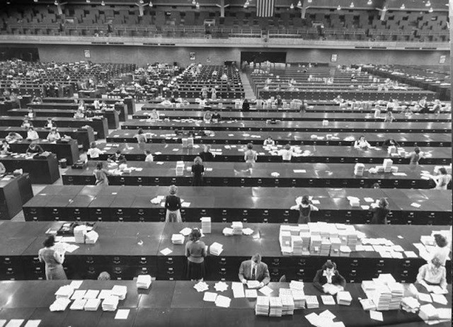 Картотека отпечатков пальцев ФБР двадцатого века (10 фото)